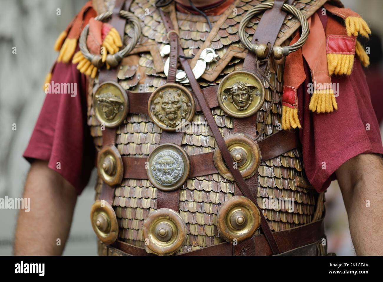 Bukarest, Rumänien - 17. September 2022: Details zur Rüstung und Kleidung eines alten römischen Generals während einer historischen Nachstellung. Stockfoto