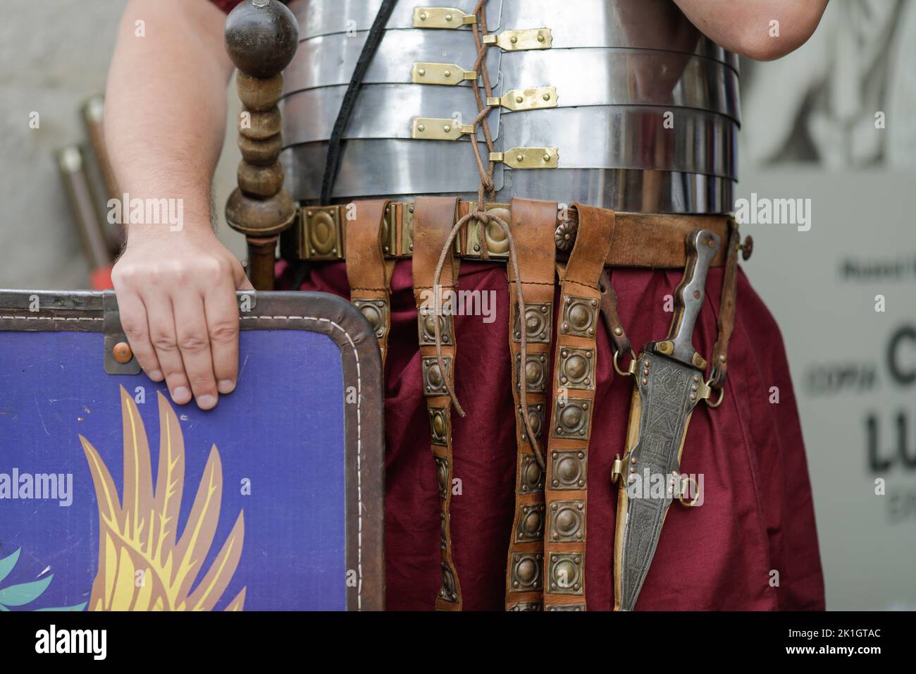 Bukarest, Rumänien - 17. September 2022: Details zur Rüstung und Kleidung eines antiken römischen Soldaten während einer historischen Nachstellung. Stockfoto