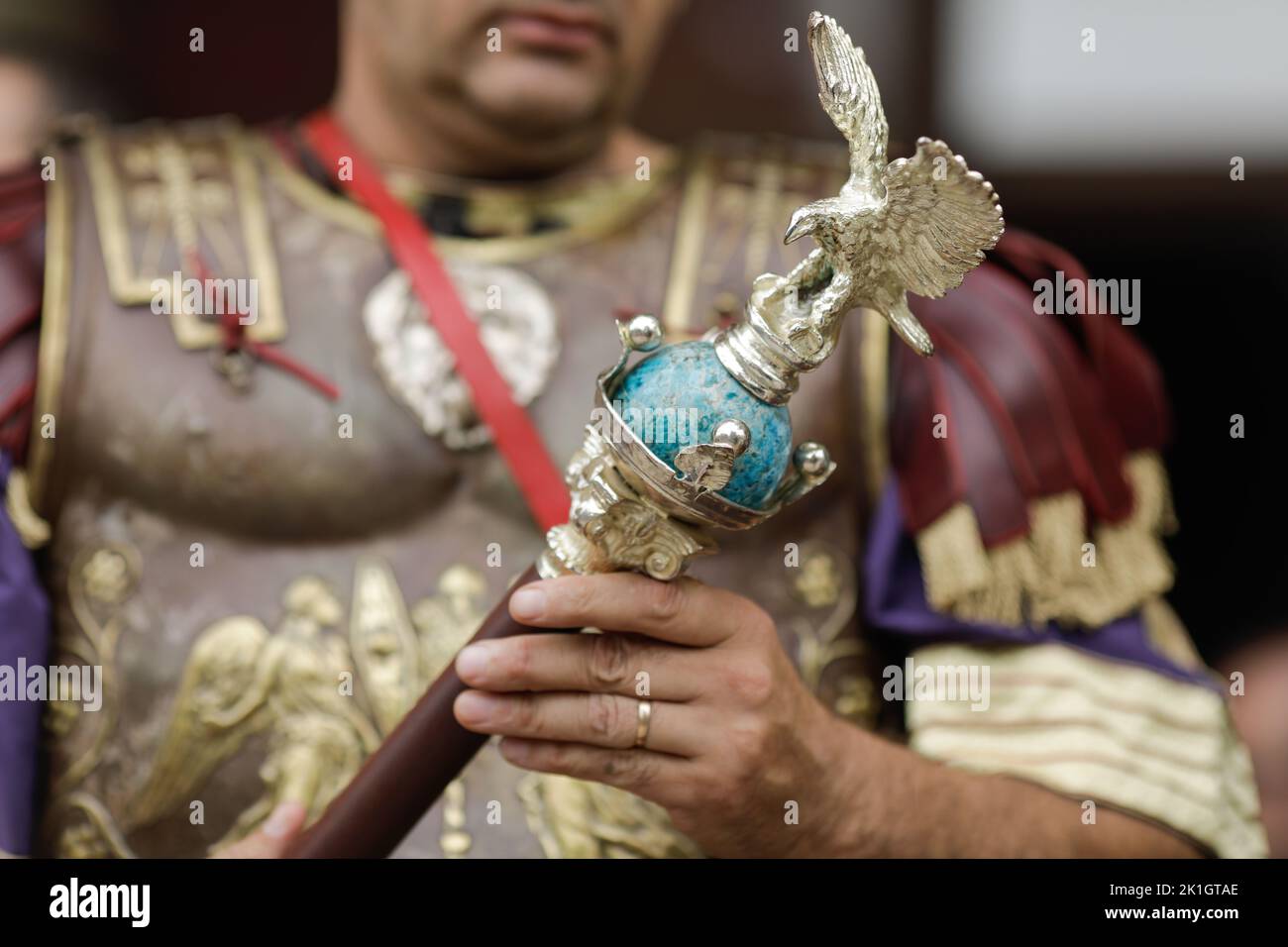 Bukarest, Rumänien - 17. September 2022: Details zur Rüstung und Kleidung eines alten römischen Imperators während einer historischen Nachstellung. Stockfoto