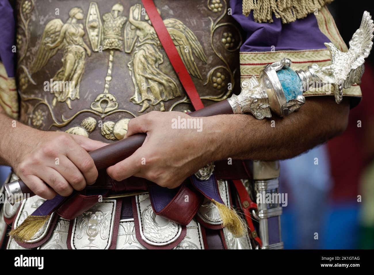 Bukarest, Rumänien - 17. September 2022: Details zur Rüstung und Kleidung eines alten römischen Imperators während einer historischen Nachstellung. Stockfoto