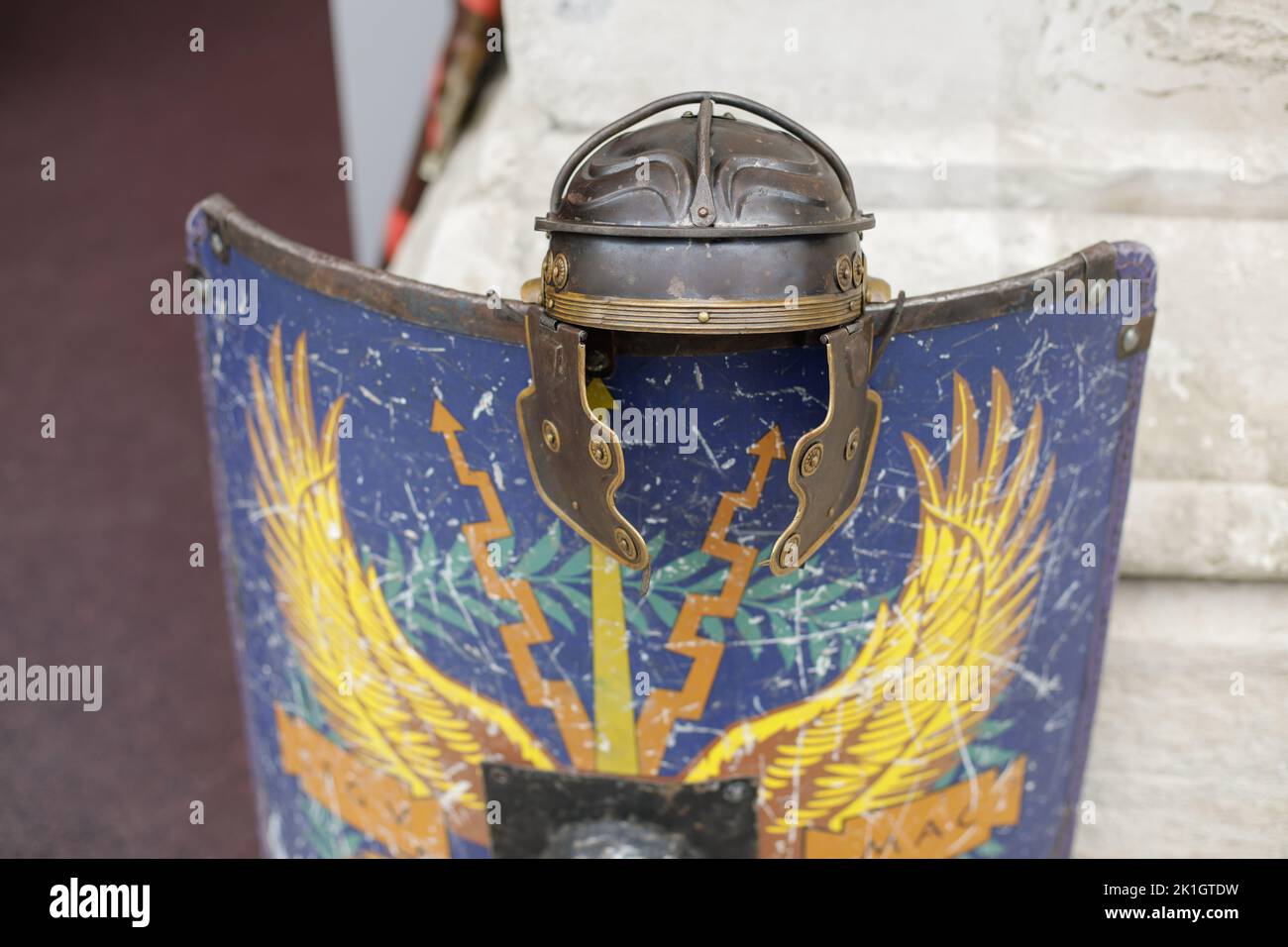 Bukarest, Rumänien - 17. September 2022: Details mit einem alten römischen Soldaten Schild und Helm während einer historischen Nachstellung. Stockfoto