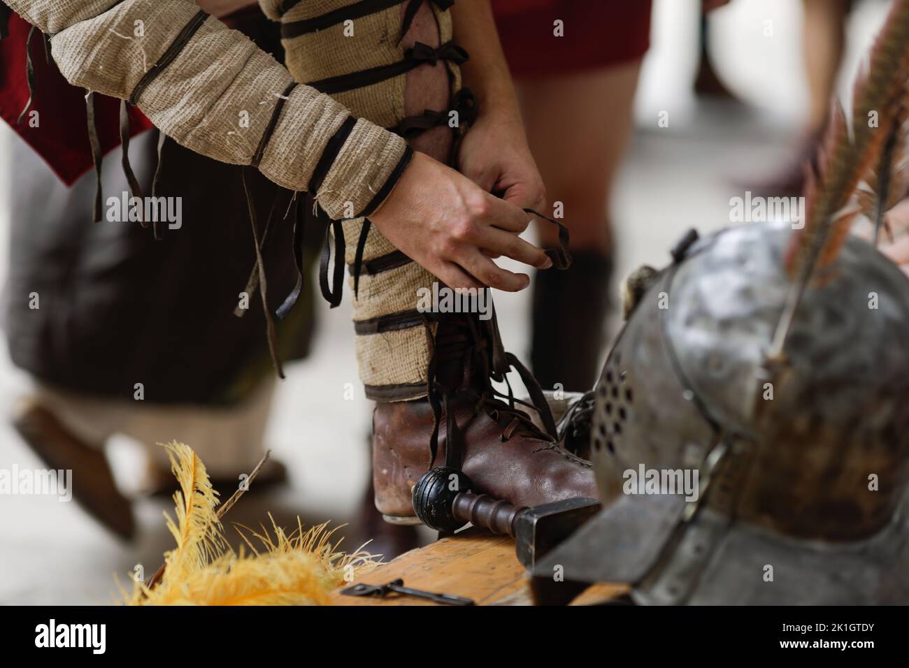 Bukarest, Rumänien - 17. September 2022: Der römische Gladiator wird während einer historischen Nachstellung ausgestattet. Stockfoto