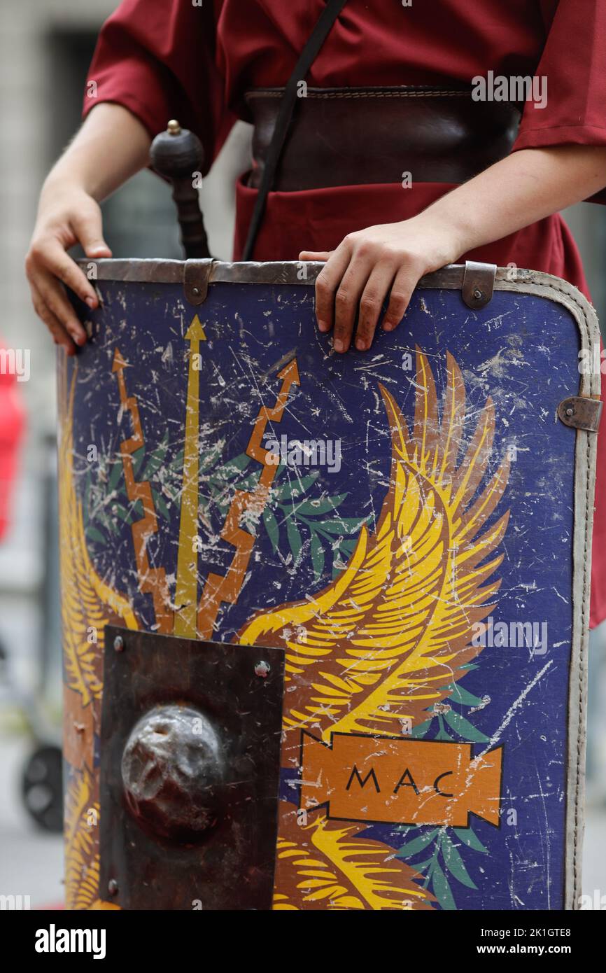 Bukarest, Rumänien - 17. September 2022: Details mit einem alten römischen Soldaten Schild und Schwert (Gladius) während einer historischen Nachstellung. Stockfoto