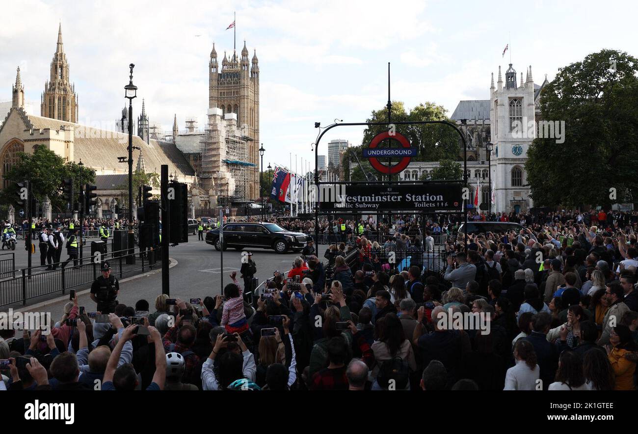 14. September 2022, Großbritannien, London: Ein Konvoi mit US-Präsident Biden fährt zum Buckingham Palace. Vor dem Staatsbegräbnis von Königin Elizabeth II. Am Montag, dem 19. September 2022, veranstaltet König Charles III. Am Sonntagabend, dem 18. September 2022, einen Empfang für Staatsoberhäupter und andere Führer im Buckingham Palace. Foto: Christian Charisius/dpa Stockfoto
