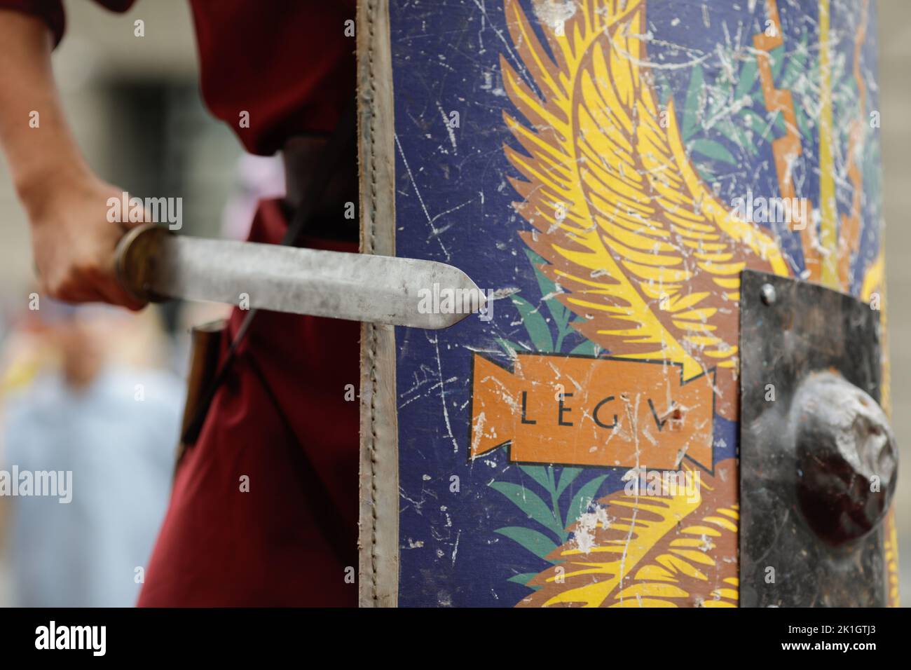Bukarest, Rumänien - 17. September 2022: Details mit einem alten römischen Soldaten Schild und Schwert (Gladius) während einer historischen Nachstellung. Stockfoto
