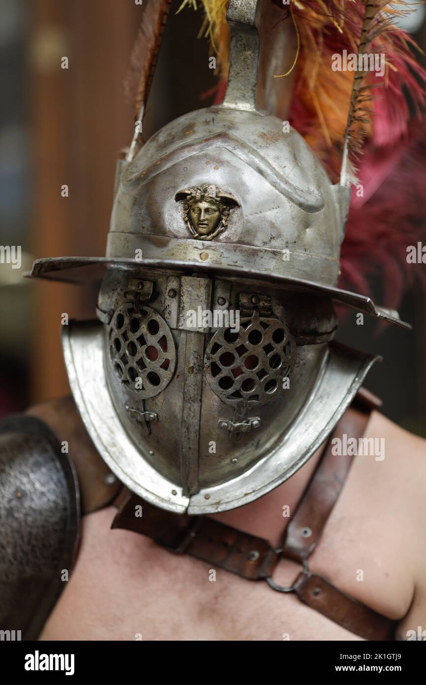Bukarest, Rumänien - 17. September 2022: Antiker römischer Gladiator während einer historischen Nachstellung. Stockfoto