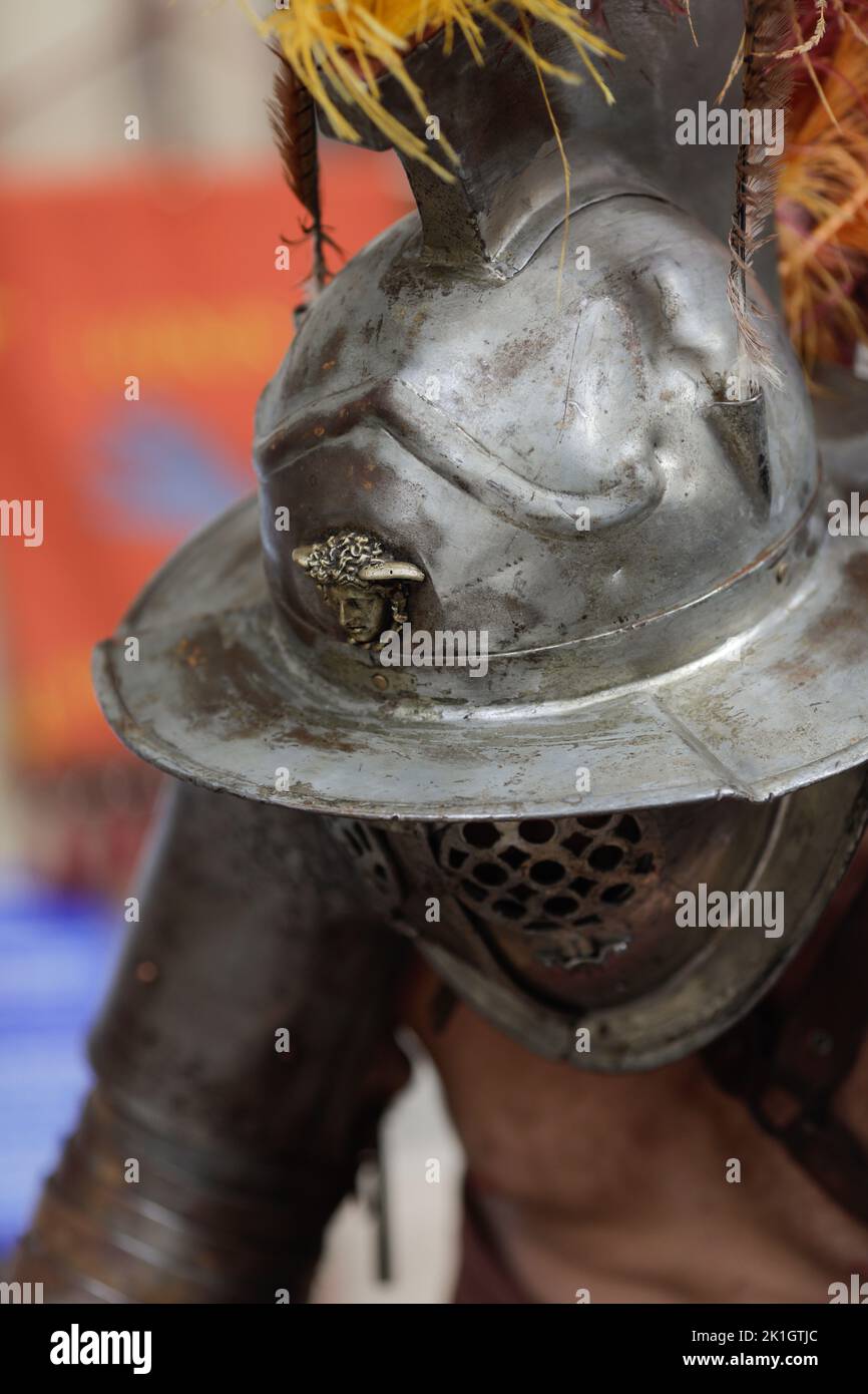 Bukarest, Rumänien - 17. September 2022: Antiker römischer Gladiator während einer historischen Nachstellung. Stockfoto