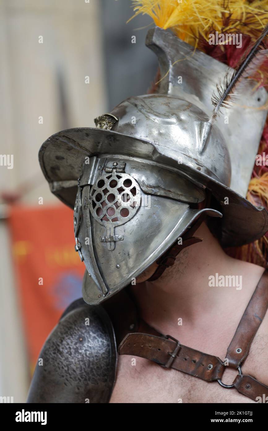 Bukarest, Rumänien - 17. September 2022: Antiker römischer Gladiator während einer historischen Nachstellung. Stockfoto