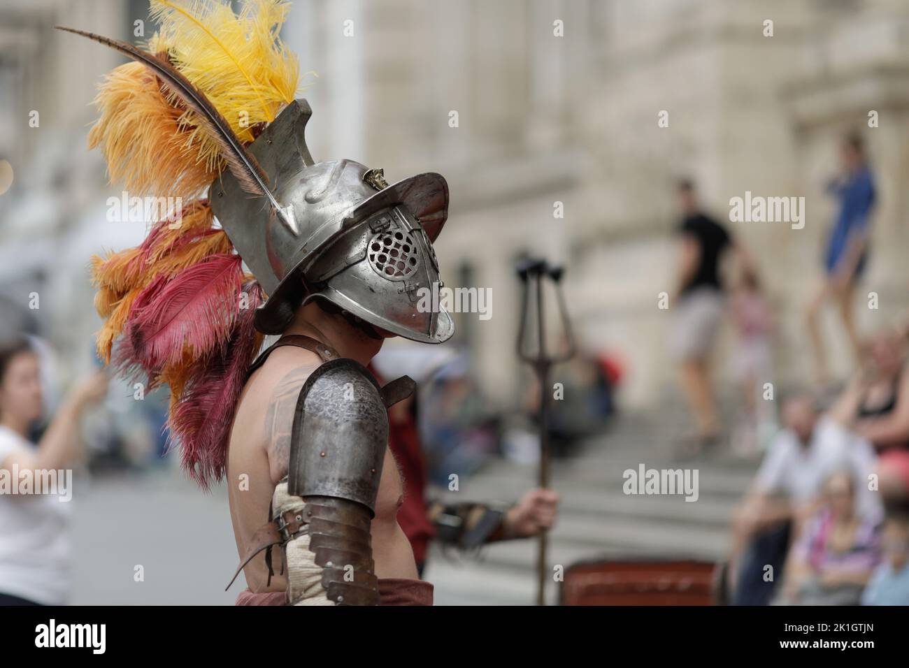 Bukarest, Rumänien - 17. September 2022: Antiker römischer Gladiator während einer historischen Nachstellung. Stockfoto