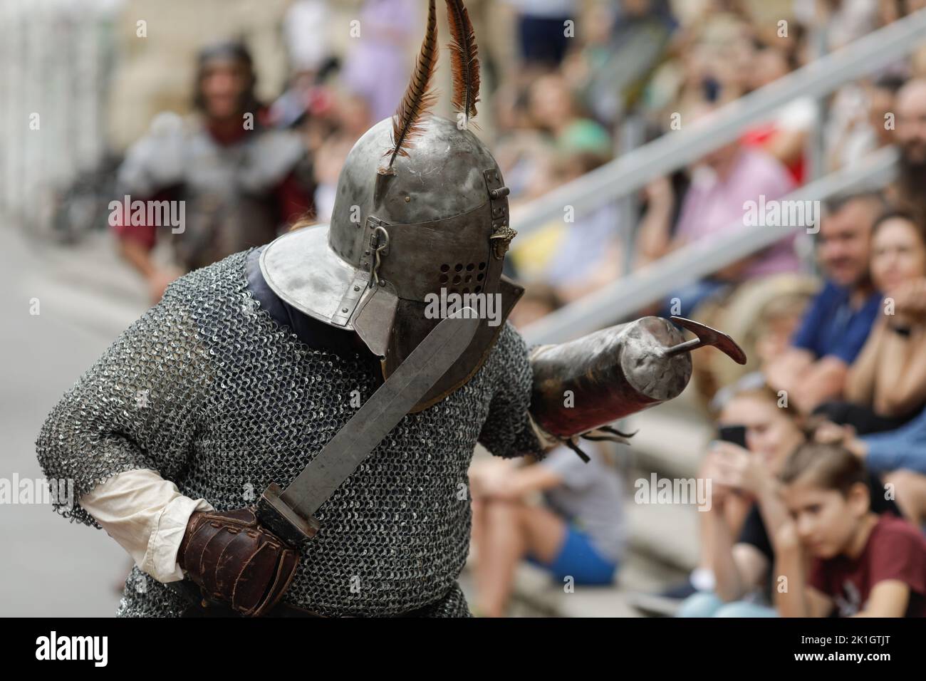 Bukarest, Rumänien - 17. September 2022: Antiker römischer Gladiator während einer historischen Nachstellung. Stockfoto