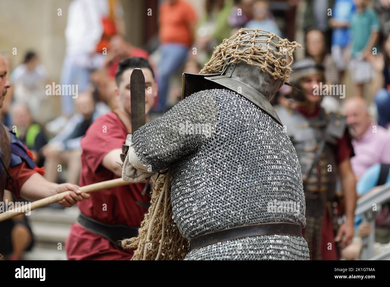 Bukarest, Rumänien - 17. September 2022: Antiker römischer Gladiator während einer historischen Nachstellung. Stockfoto
