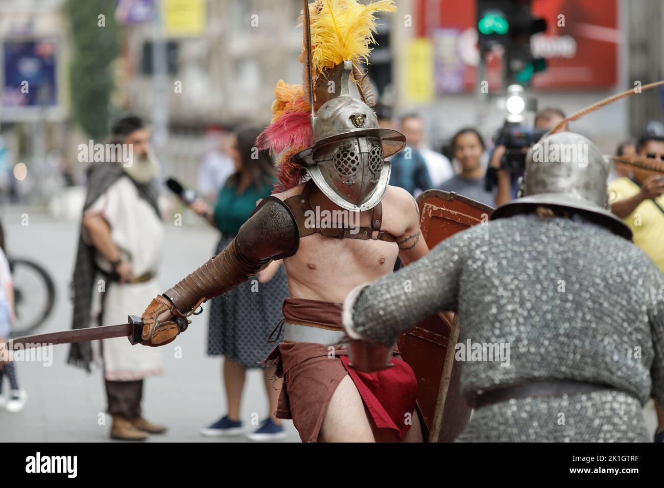 Bukarest, Rumänien - 17. September 2022: Antiker römischer Gladiator während einer historischen Nachstellung. Stockfoto