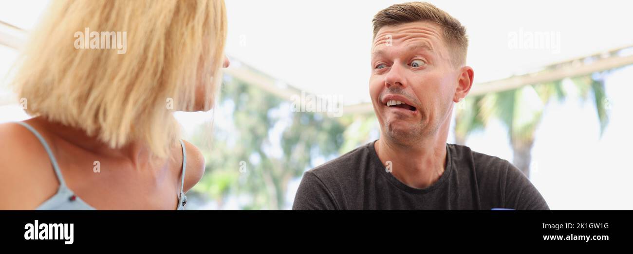 Frau kommuniziert mit Mann Stockfoto