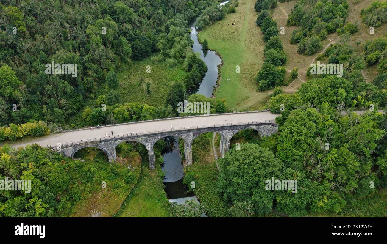 Grabstein-Viadukt, bei Monsal Head, auf dem Monsal Trail Wander- und Radweg auf der stillgelegt Matlock Buxton Eisenbahnlinie. Peak District, August 2022 Stockfoto