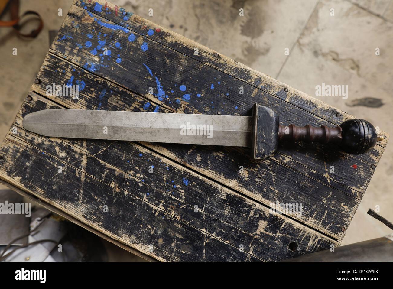 Artikeldetails mit einem alten römischen Soldatenschwert (Gladius) während einer historischen Nachstellung. Stockfoto