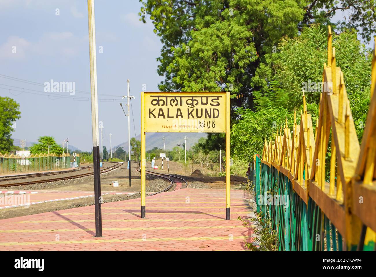 Bahnschild an Bahnhofsplattform des Bergdorfes Kalakund in der Nähe von Mhow, Indore, Madhya Pradesh an einem sonnigen Sommertag. Indianerdorf. Stockfoto