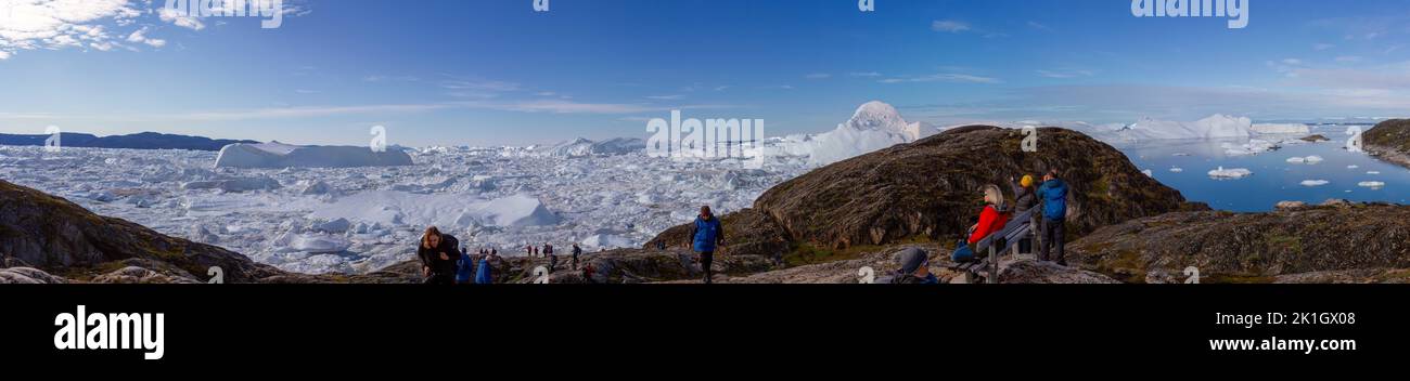 Ilulissat Icefiord, Grönland - 27. August 2022 : Touristen mit Blick auf Ilulissat Icefiord, Grönland., UNESCO-Weltkulturerbe. Stockfoto