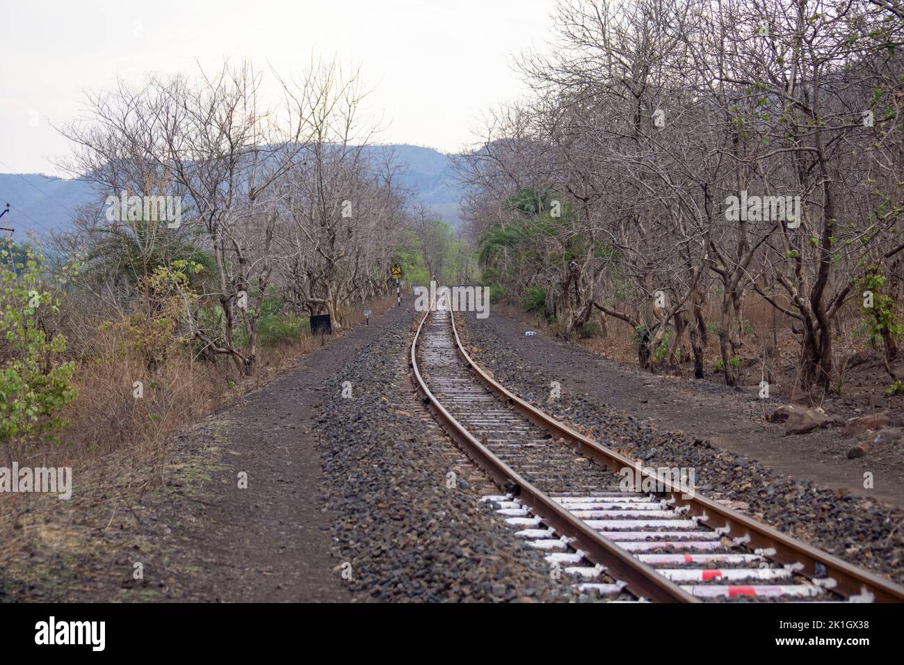 Eine malerische Aussicht auf die Bergstation und die Eisenbahnstrecke im Bergdorf Kalakund in der Nähe von Mhow, Indore, Madhya Pradesh an einem sonnigen Sommertag. Indianerdorf. Stockfoto