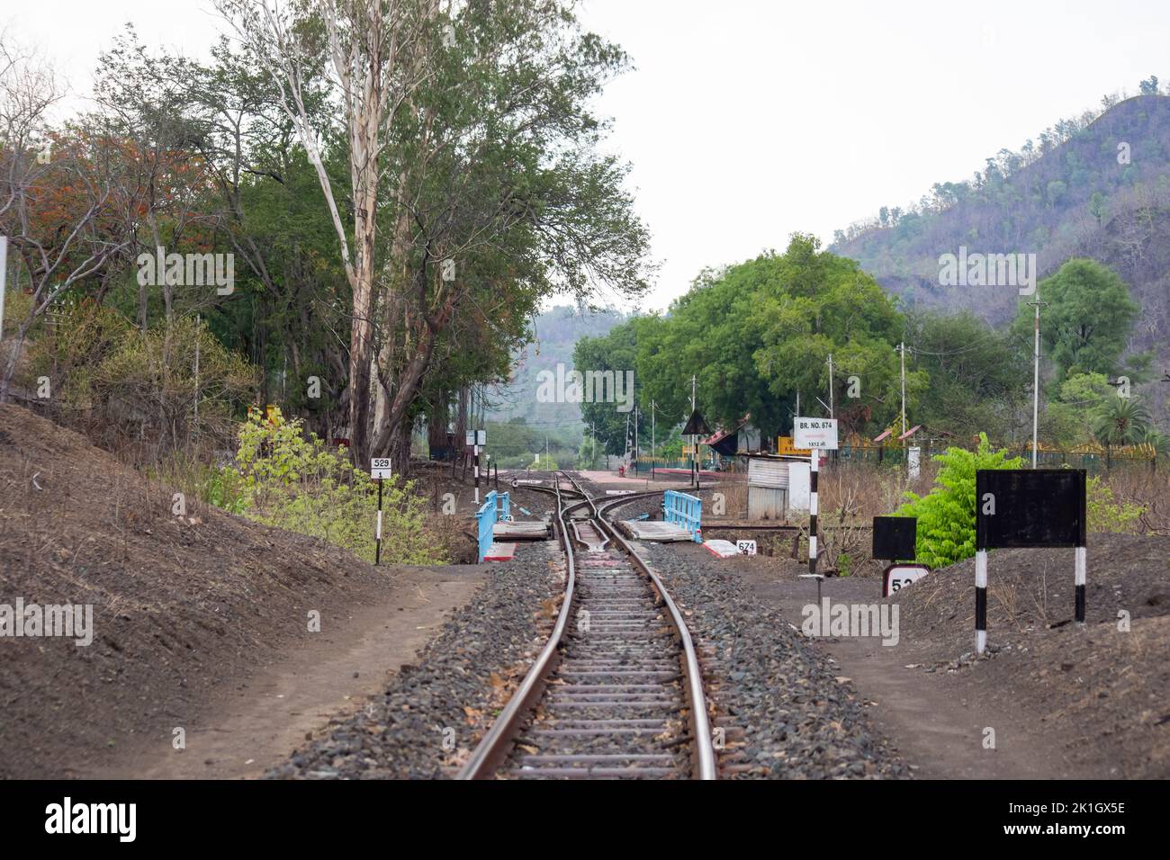 Eine malerische Aussicht auf den Bahnhof am Hügel Bahnsteig des Bergdorfes Kalakund in der Nähe von Mhow, Indore, Madhya Pradesh an einem sonnigen Sommertag. Indisch Stockfoto