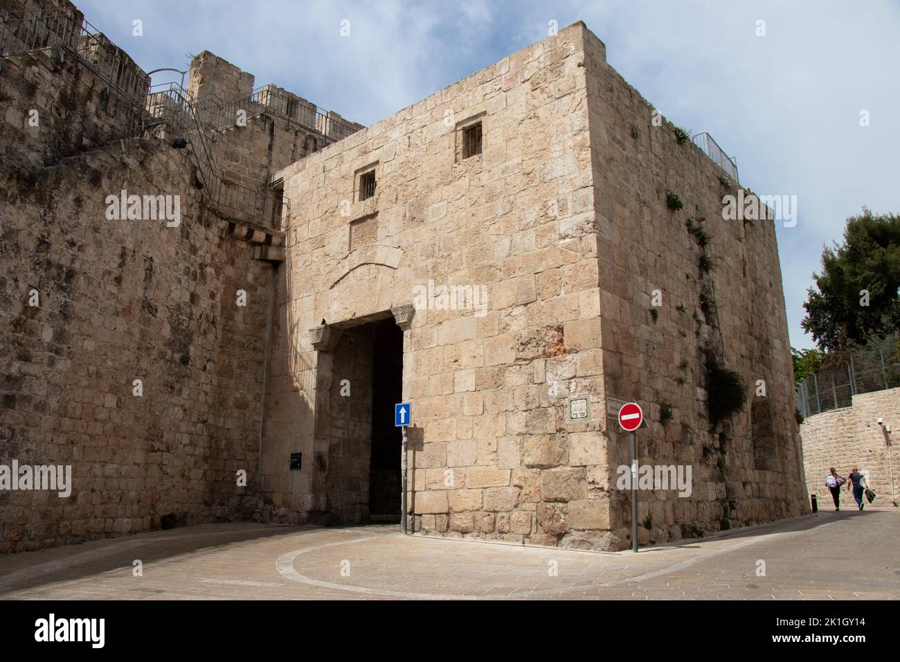 Zionstor der alten Stadt Jerusalem - Israel: 22. April 2022. Historische Gebäude im Heiligen Land Stockfoto