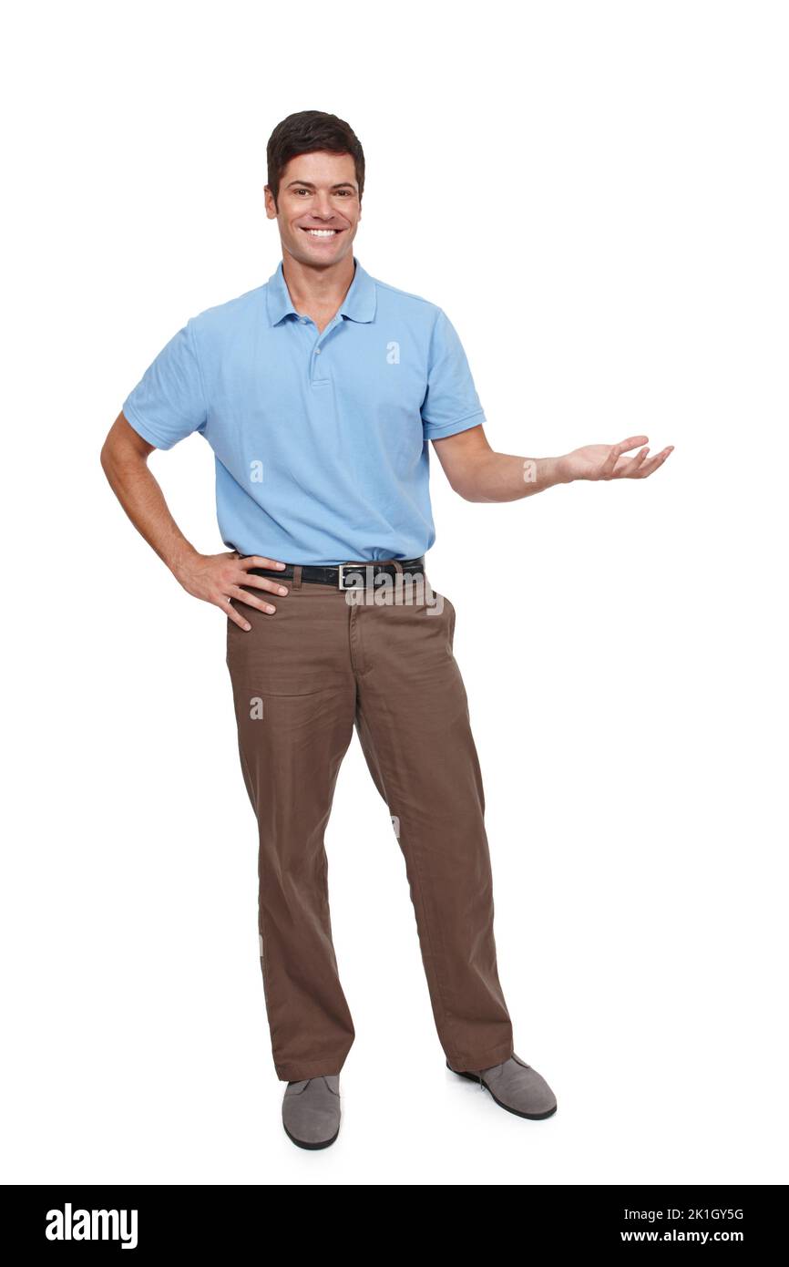 Dies ist das beste Produkt auf dem Markt. Studioaufnahme eines lässig gekleideten jungen Mannes, der mit erhobenem Arm steht. Stockfoto
