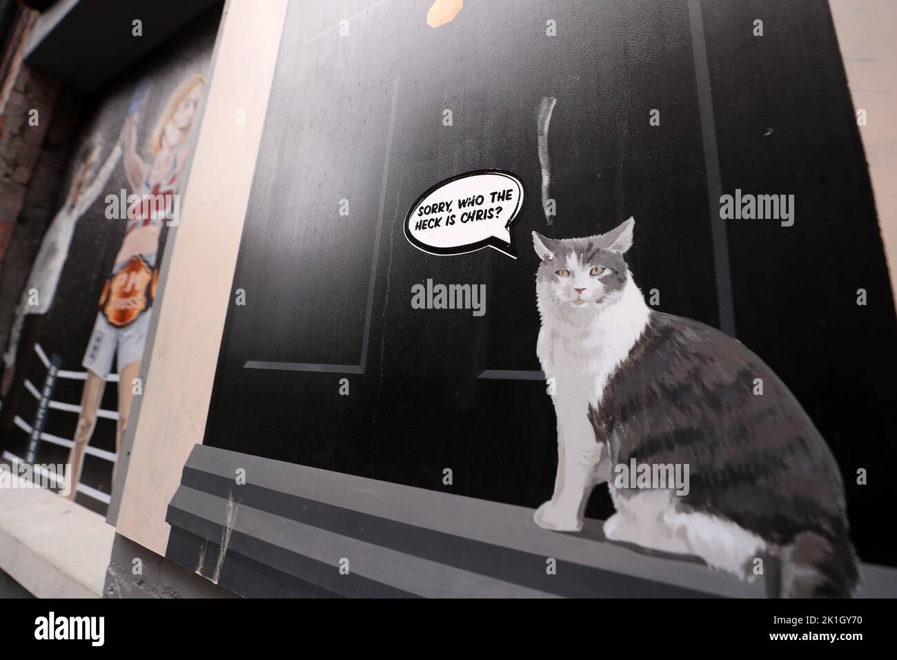 Ein Wandgemälde, auf dem Liz Truss Rishi Sunak in der Führung der Konservativen Partei schlug und britischer Premierminister in Belfast, Nordirland, wurde. Stockfoto