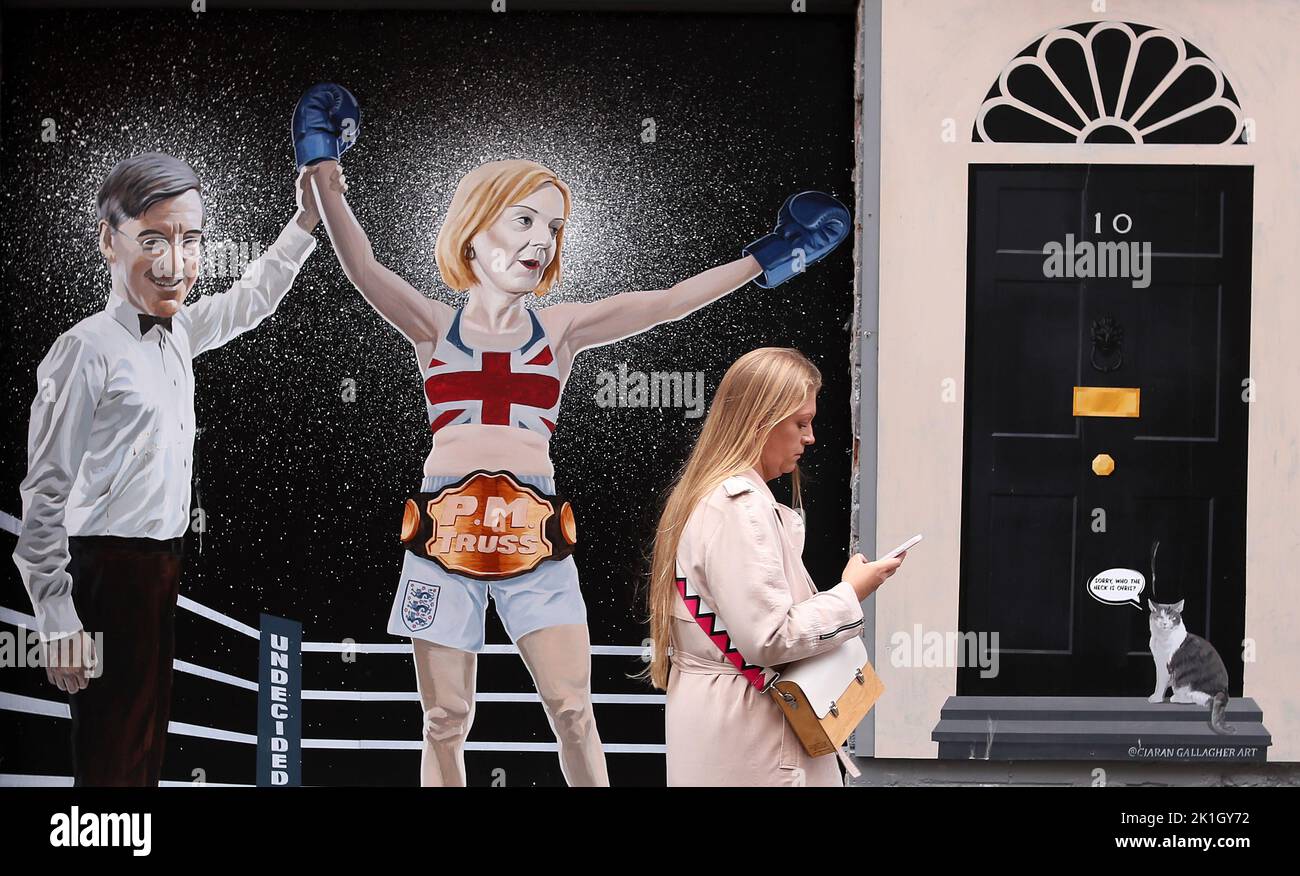 Ein Wandgemälde, auf dem Liz Truss Rishi Sunak in der Führung der Konservativen Partei schlug und britischer Premierminister in Belfast, Nordirland, wurde. Stockfoto