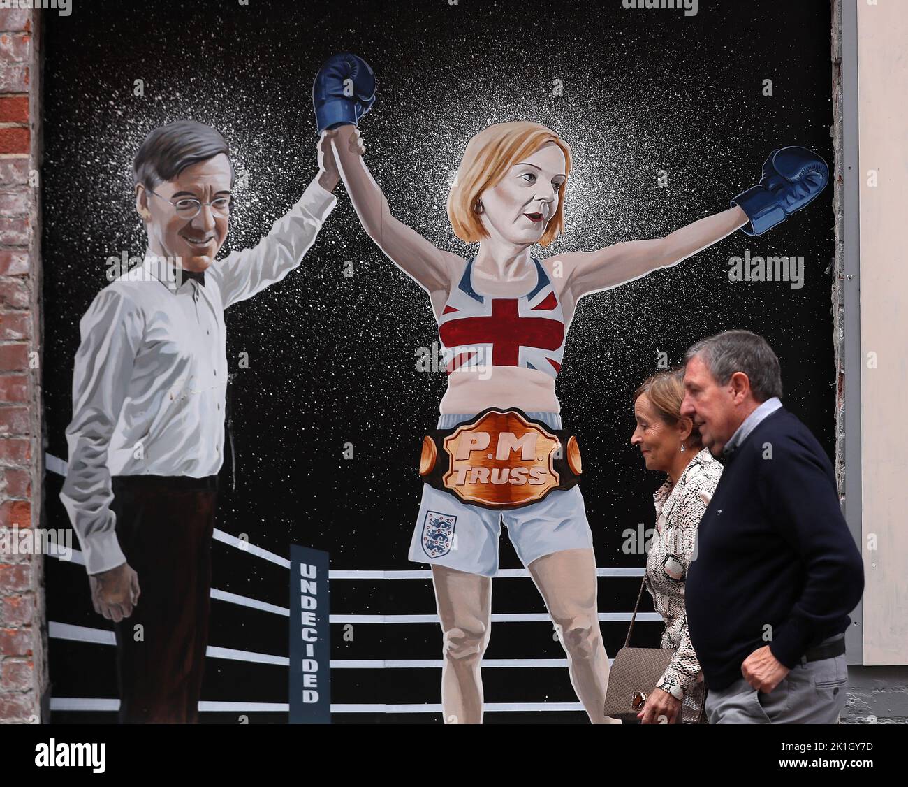 Ein Wandgemälde, auf dem Liz Truss Rishi Sunak in der Führung der Konservativen Partei schlug und britischer Premierminister in Belfast, Nordirland, wurde. Stockfoto