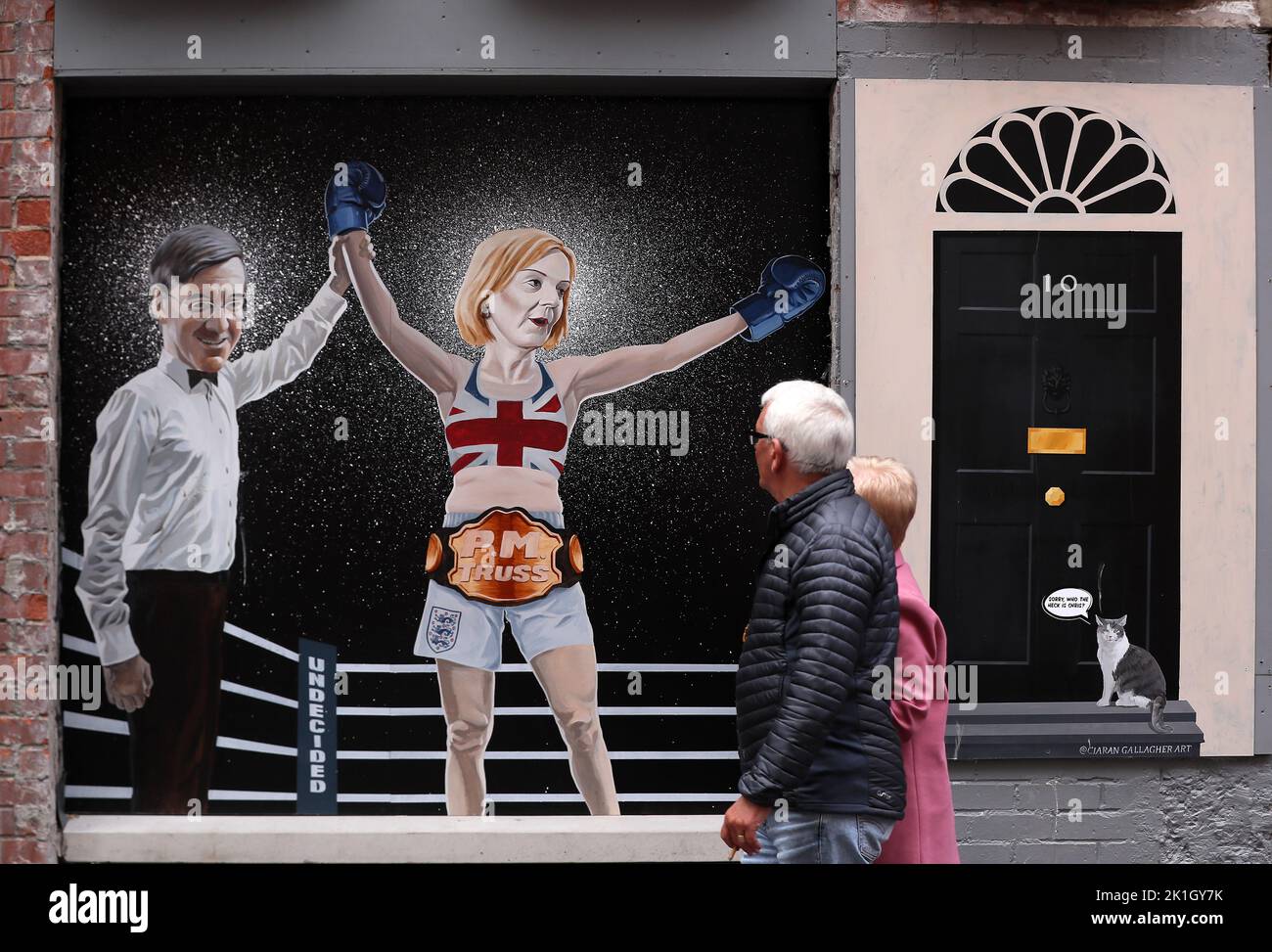 Ein Wandgemälde, auf dem Liz Truss Rishi Sunak in der Führung der Konservativen Partei schlug und britischer Premierminister in Belfast, Nordirland, wurde. Stockfoto