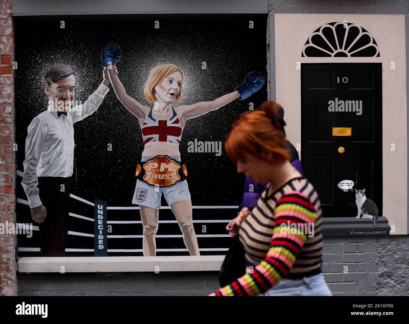 Ein Wandgemälde, auf dem Liz Truss Rishi Sunak in der Führung der Konservativen Partei schlug und britischer Premierminister in Belfast, Nordirland, wurde. Stockfoto