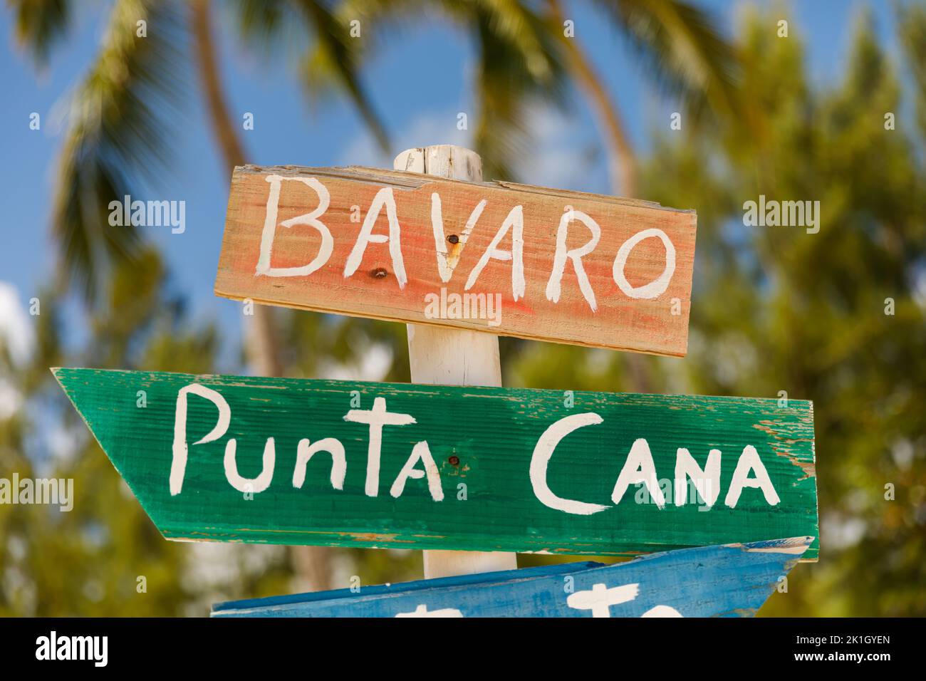 Dominikanische Republik Bavaro Punta Cana Provinz La Altagracia. Holzmast mit Wegweisern Stockfoto