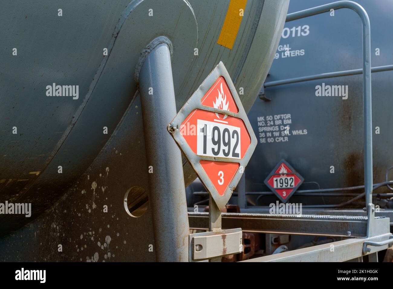 Selektiver Fokus auf das Schild für brennbare Gefahrstoffe (Klasse 3) auf dem Eisenbahntankwagen in New Orleans, Louisiana, USA, am 17. September 2022 Stockfoto