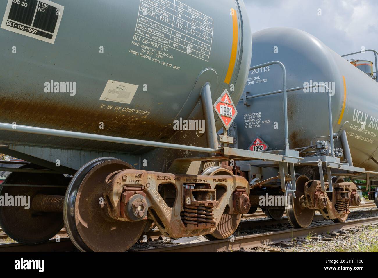 NEW ORLEANS, LA, USA - 17. SEPTEMBER 2022: Zwei Eisenbahntankwagen mit Schildern zu brennbaren Gefahrstoffen Stockfoto