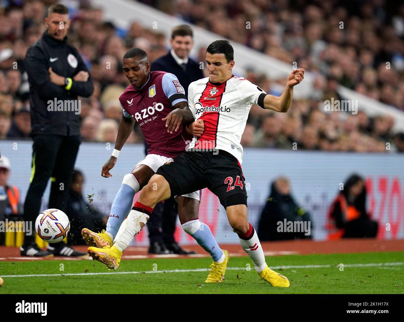 Birmingham, England, 16.. September 2022. Ashley Young von Aston Villa (L) wird während des Spiels in der Premier League im Villa Park, Birmingham, von Mohamed Elyounoussi aus Southampton herausgefordert. Bildnachweis sollte lauten: Andrew Yates / Sportimage Stockfoto