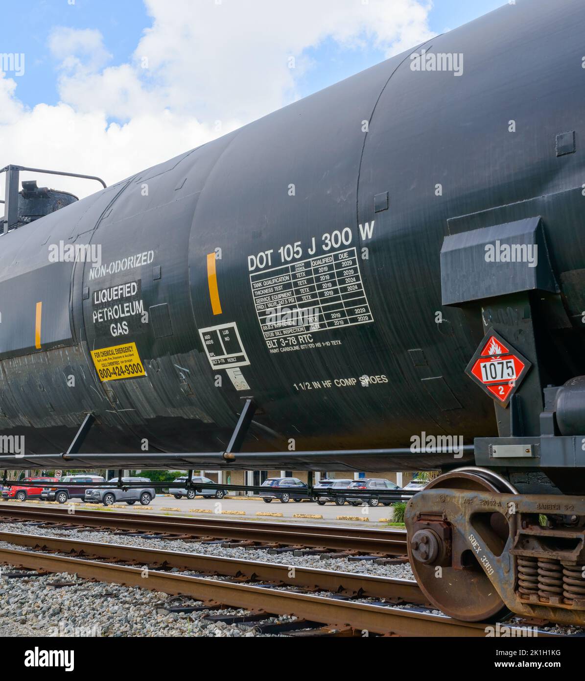 NEW ORLEANS, LA, USA - 17. SEPTEMBER 2022: Eisenbahnwagen, der Flüssiggas transportiert und ein Schild der Klasse 2 mit brennbaren Gefahrstoffen anzeigt Stockfoto
