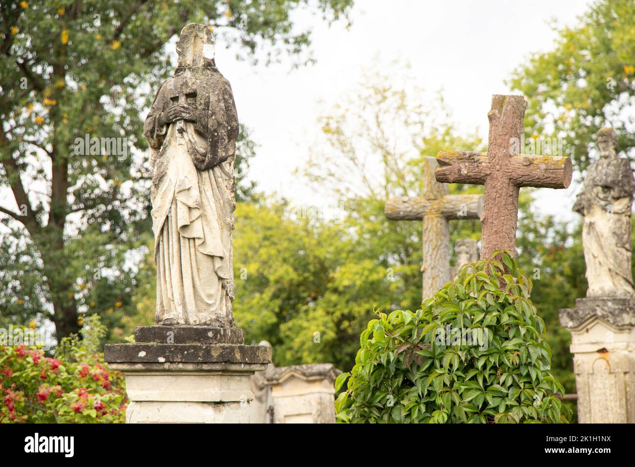 Alter Friedhof der polnischen Juden in der Ukraine. Alte verlassene Gräber. Friedhofskulptur des 18.. Und 19.. Jahrhunderts,Friedhof in der Ukraine Stockfoto