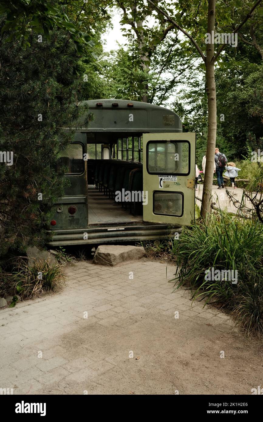 Ein alter Bus im Zoo ''Zoom Erlebniswelt Gelsenkirchen' in Deutschland Stockfoto