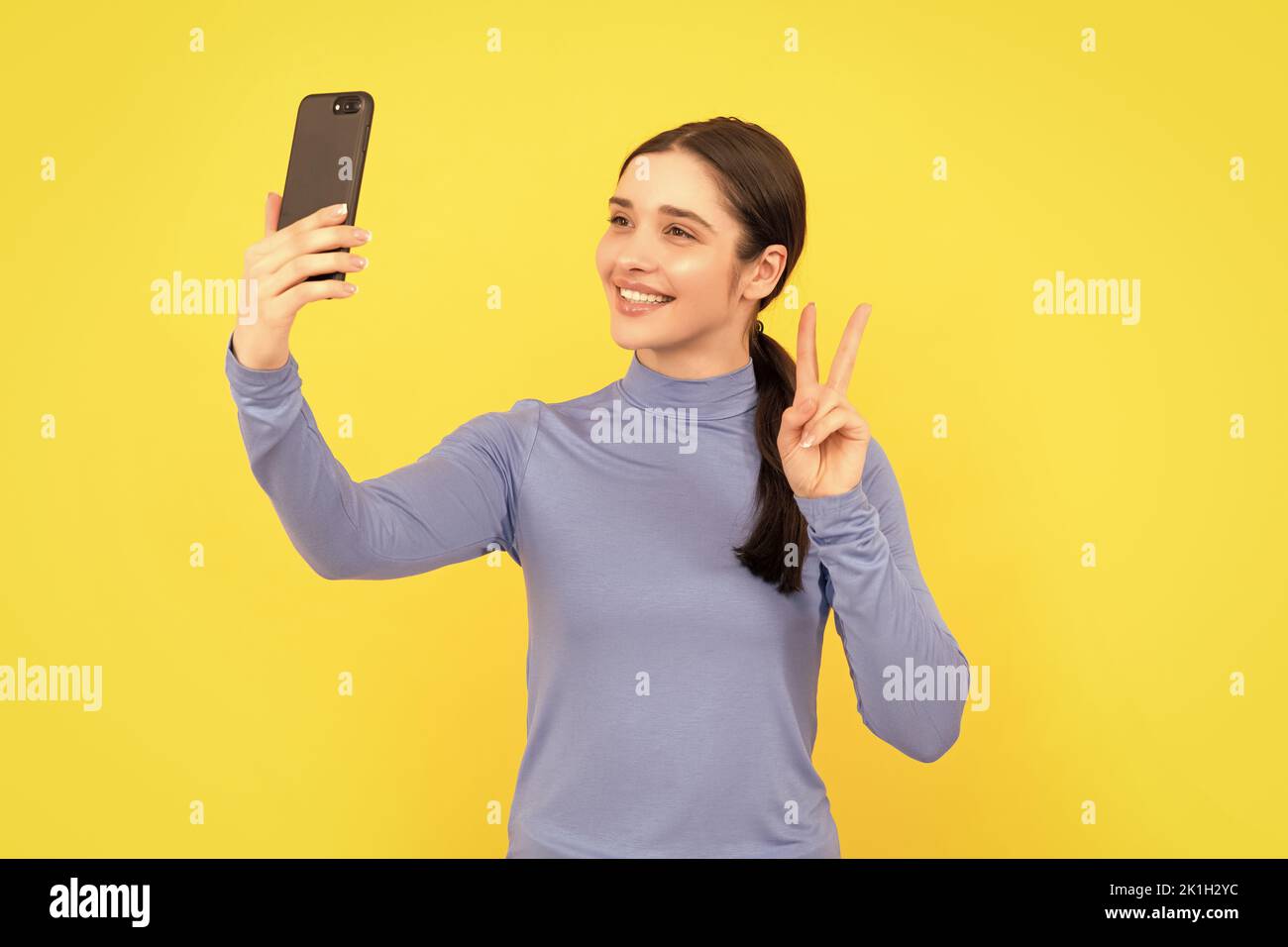 Videoanruf online. Vlog mit Mobiltelefon. Frieden. Geschäftsfrau macht Selfie. Stockfoto