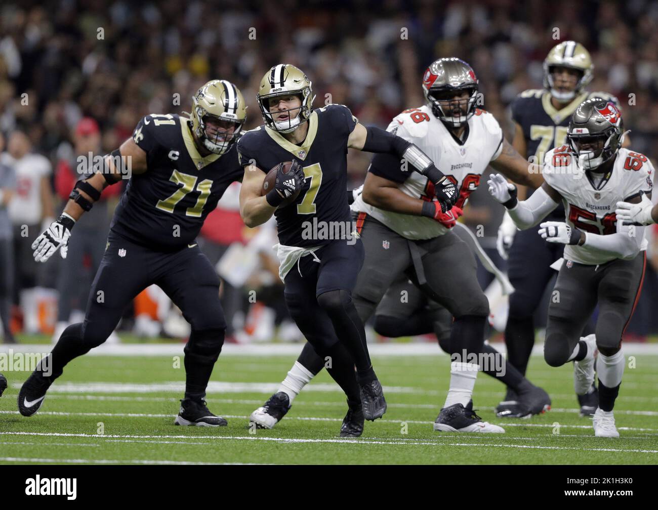 New Orleans Saints Tight End Taysom Hill (7) führt am Freitag, den 18. September 2022, den Ball gegen die Buccaneers der Tampa Bay im Caesars Superdome in New Orleans. Foto von AJ Sisco/UPI. Stockfoto