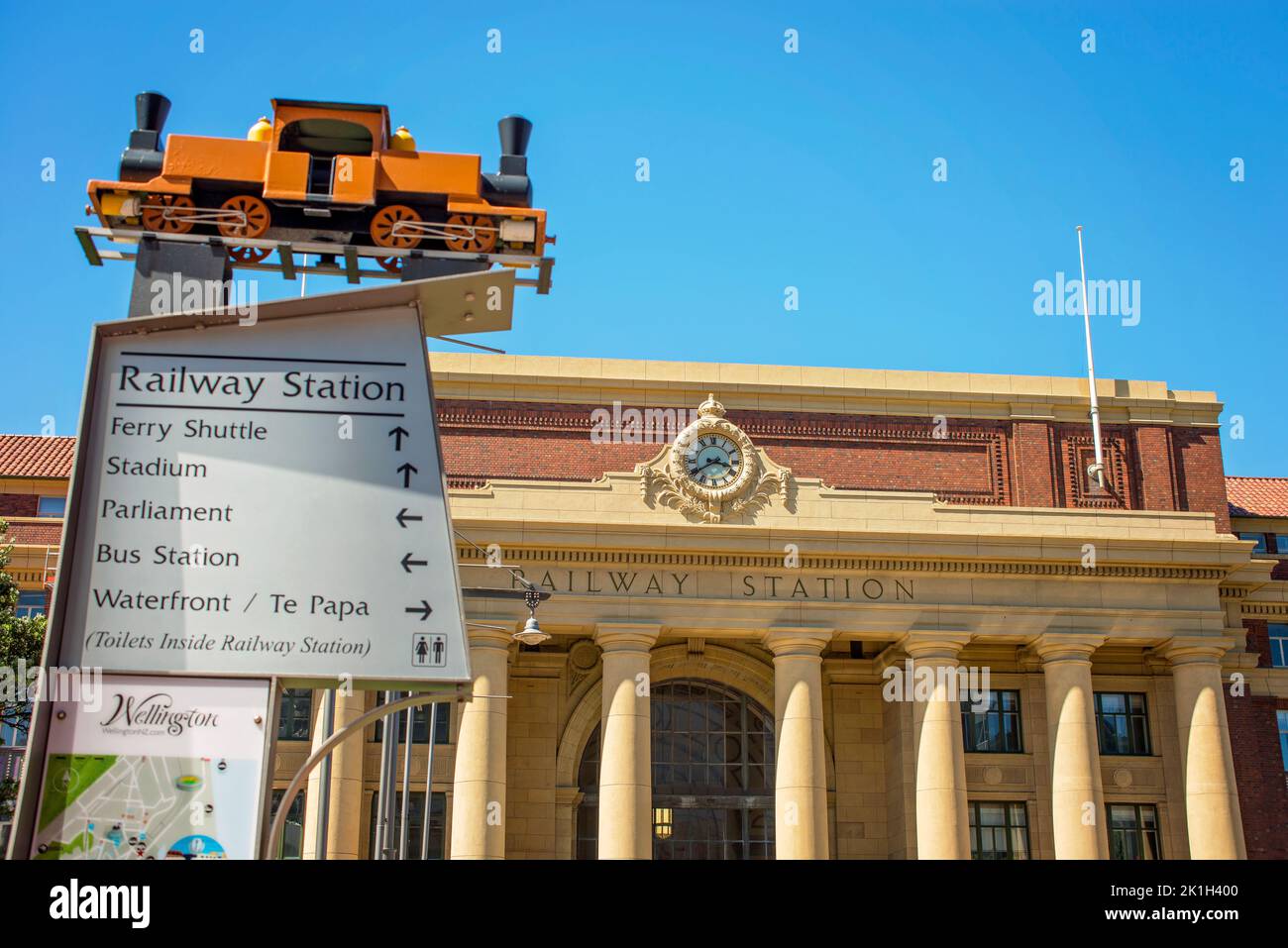 Bunte Straßenschilder mit Symbolen und Informationen in Wellington City, darunter die Buzzy Bee, der Zug und die Seilbahn. Der orangefarbene Zug Stockfoto