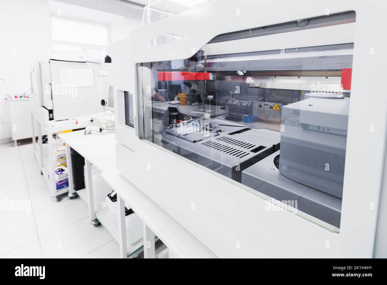 In einem weißen Raum befinden sich vollautomatische Geräte für das klinische Labor und die Blutbank Stockfoto