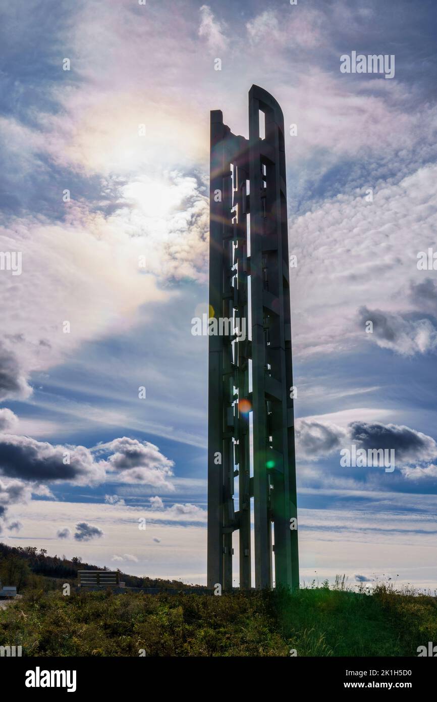 Der Tower of Voices hebt sich vom dramatischen Morgenhimmel beim Flight 93 Memorial am 11.. September in Stoystown, Pennsylvania, ab. Stockfoto