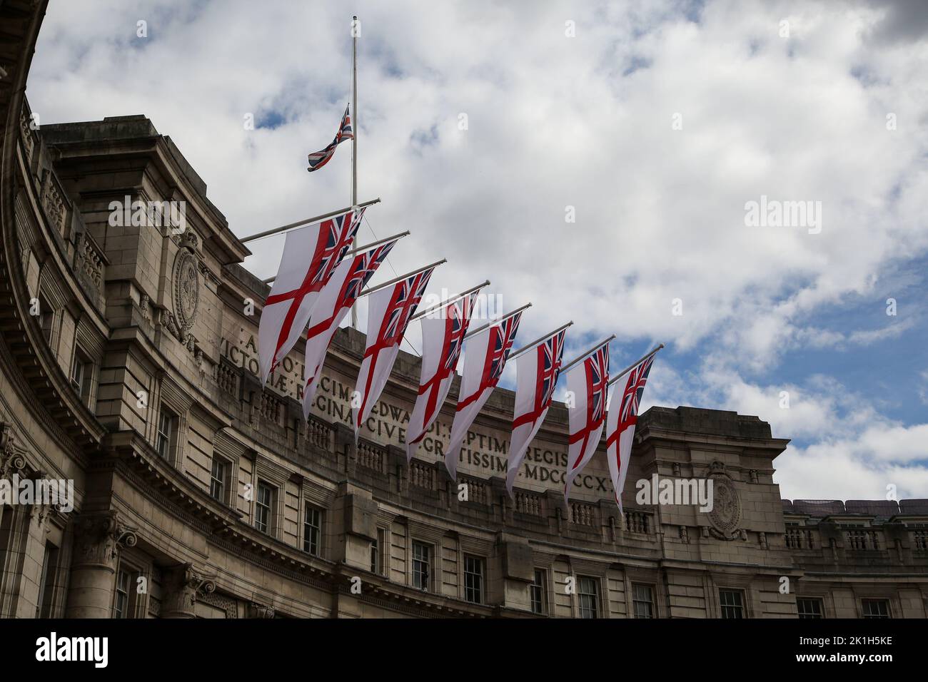 Union Jack am halben Mast über dem Admiralty Arch nach dem Tod Ihrer Majestät der Königin. Das Staatsfuneral wird am Montag, den 19. September, stattfinden. Stockfoto