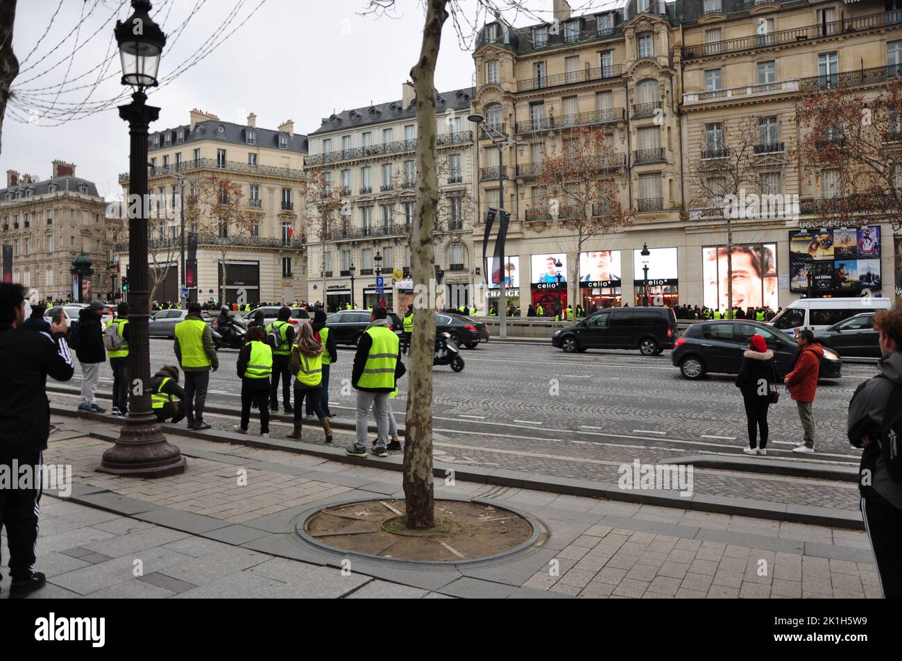 Die Gelbwesten protestieren auf der Avenue des Champs-Elysees in Paris, Frankreich. Stockfoto