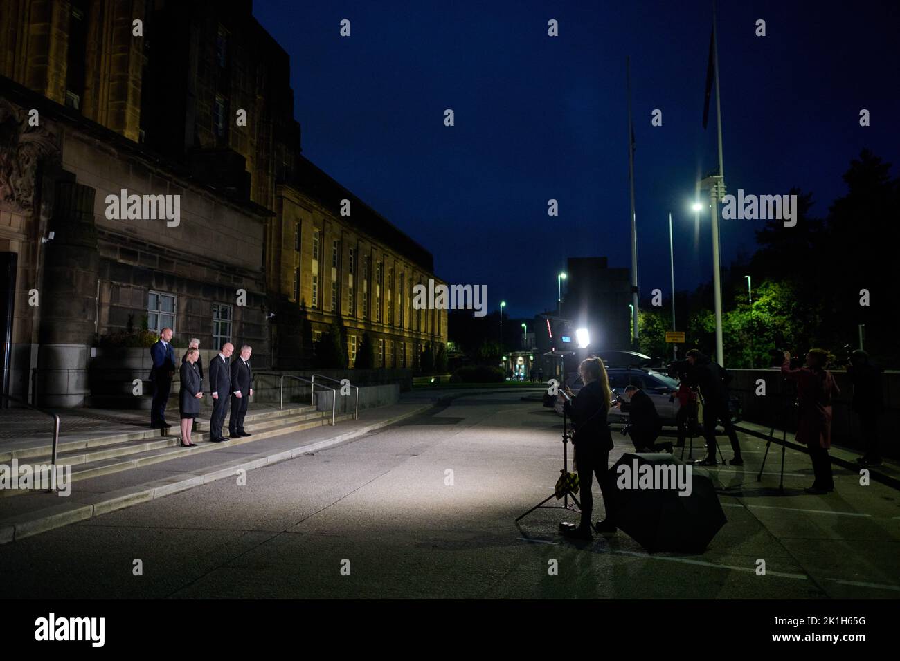 Edinburgh, Schottland, Großbritannien. 18. September 2022. Nationaler Moment der Reflexion.mit den Politikern der schottischen Nationalpartei Jenny Gilruth, John Swinney und Angus Robertson im St. Andrew's House, die nach dem Tod ihrer Majestät Königin Elizabeth II. Eine Minute Schweigen hielten Kredit: SST/Alamy Live Nachrichten Stockfoto
