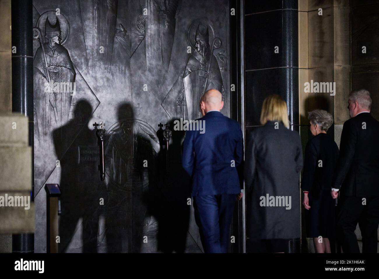 Edinburgh Schottland, Großbritannien 18. September 2022. Nationaler Moment der Reflexion. Mit den Politikern der schottischen Nationalpartei Jenny Gilruth, John Swinney und Angus Robertson im St. Andrew’s House, die nach dem Tod ihrer Majestät Königin Elizabeth II. Eine Minute lang still hielten. Credit sst/alamy live News Stockfoto