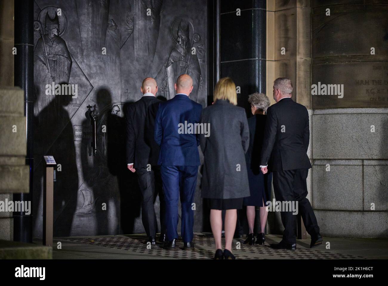 Edinburgh Schottland, Großbritannien 18. September 2022. Nationaler Moment der Reflexion. Mit den Politikern der schottischen Nationalpartei Jenny Gilruth, John Swinney und Angus Robertson im St. Andrew’s House, die nach dem Tod ihrer Majestät Königin Elizabeth II. Eine Minute lang still hielten. Credit sst/alamy live News Stockfoto