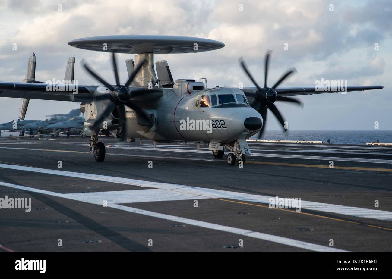 220917-N-WU964-1131 PAZIFISCHER OZEAN (SEPT 17, 2022) ein E-2D Hawkeye ...