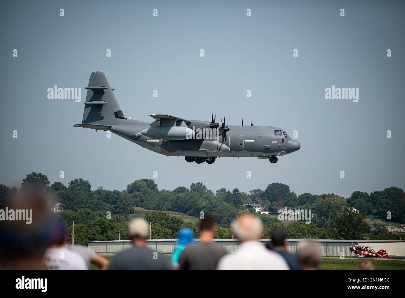 Ein EC-130J Commando Solo Flugzeug vom Special Operations Wing 193. führt während der Community Days am Lancaster Airport in Lititz, Pennsylvania, am 17. September 2022 einen Überflug durch. Airmen der SOW 193. brachten ein 54-jähriges Kapitel in der Geschichte der Einheit zum Abschluss, als eines der drei Flugzeuge des Typs EC-130J Commando Solo während der Community Days Air Show seine letzte Sendung ablieferte. (USA Foto der Air National Guard von Tech. Sgt. Tony Harp) Stockfoto