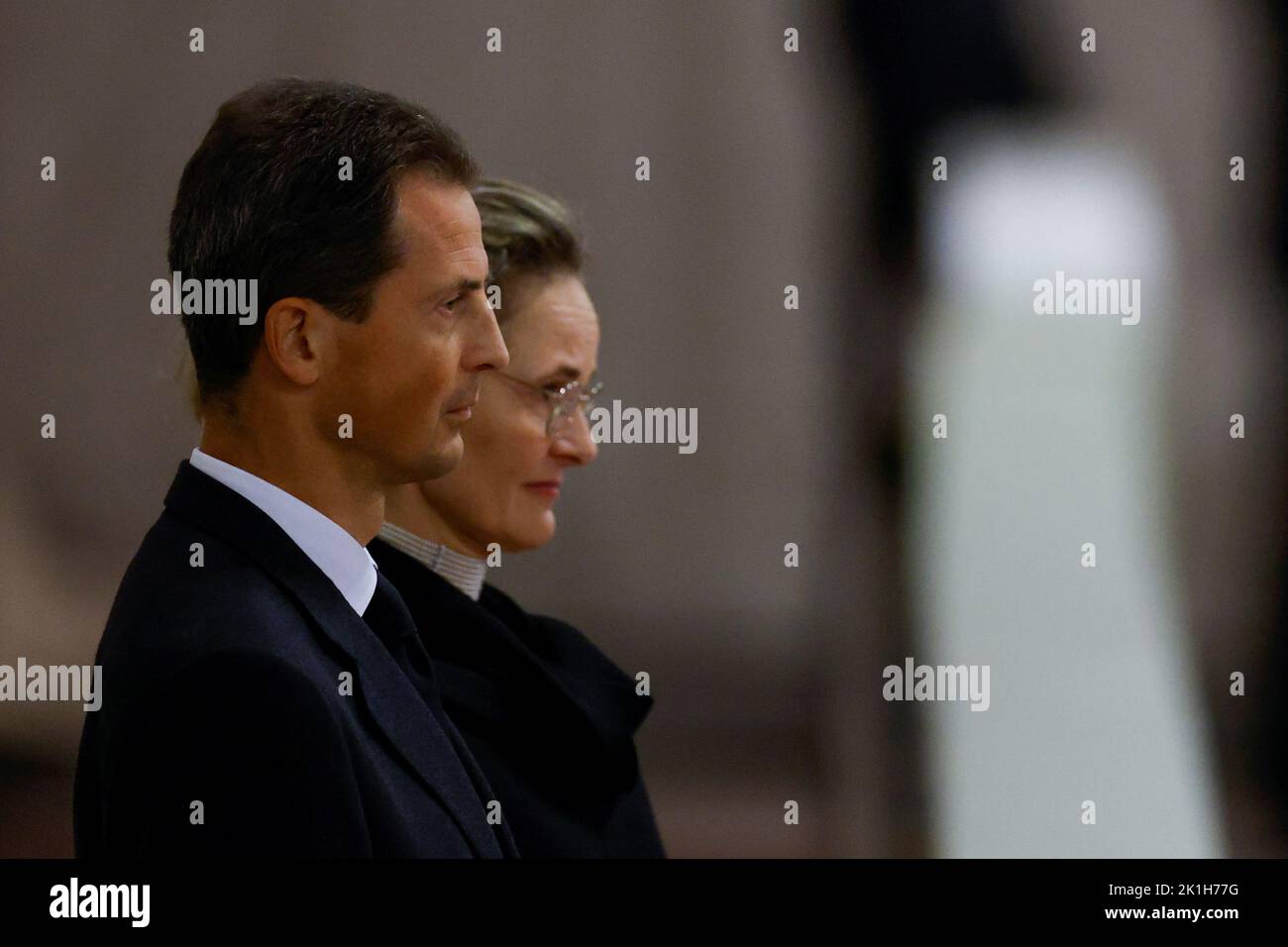 Alois, Erbprinz von Liechtenstein und Prinzessin Sophie betrachten den Sarg von Königin Elisabeth II., der auf der Katafalque in der Westminster Hall im Palace of Westminster, London, liegt. Bilddatum: Sonntag, 18. September 2022. Stockfoto